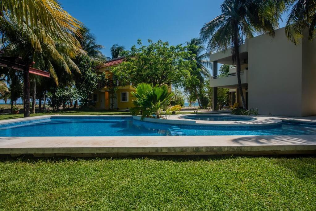 Marysol Beachfront Next To Nomads D6 Isla Mujeres Exterior photo